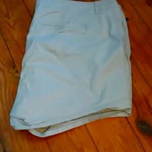 Old Navy khaki shorts size 22